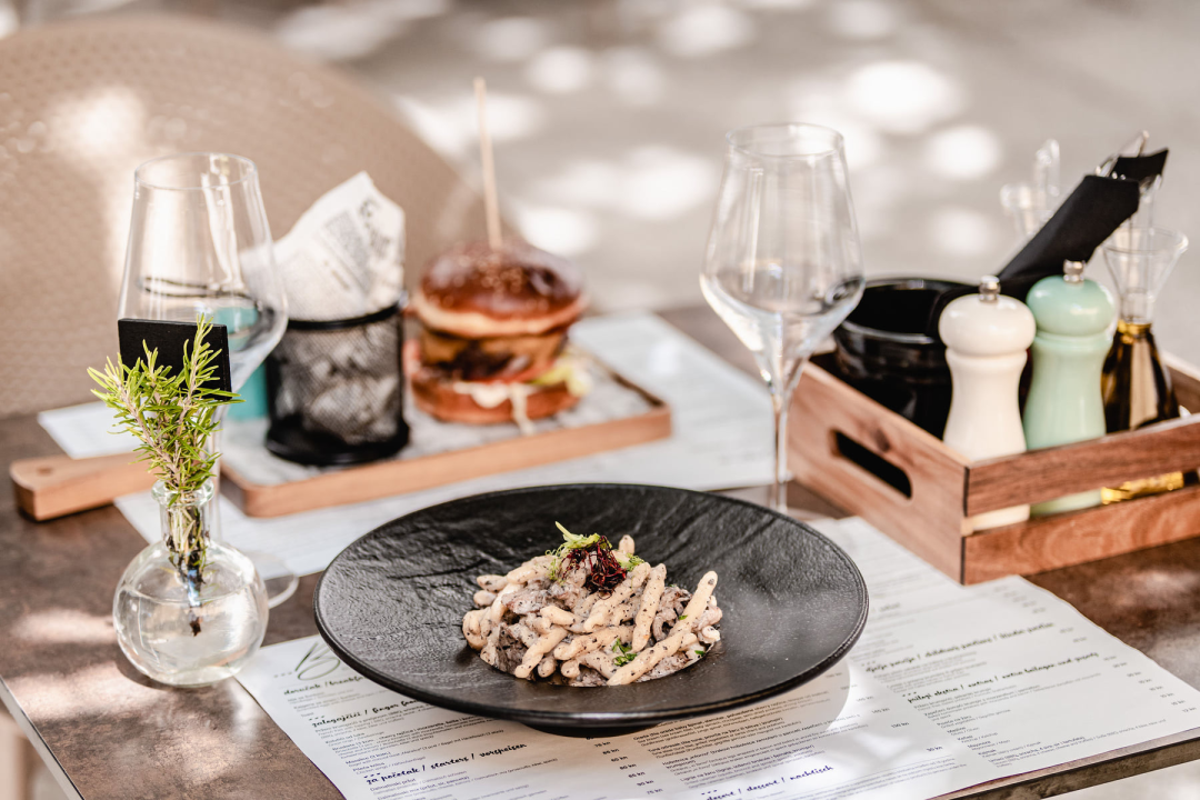 Posjetite bistro Bava i uživajte u bogatom izboru hrane i pića!