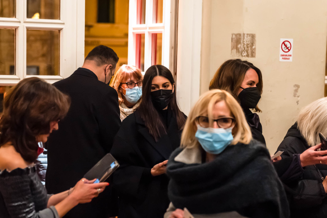 Ženski orkestar do suza nasmijao šibensku publiku, likovi su nam bolno poznati!