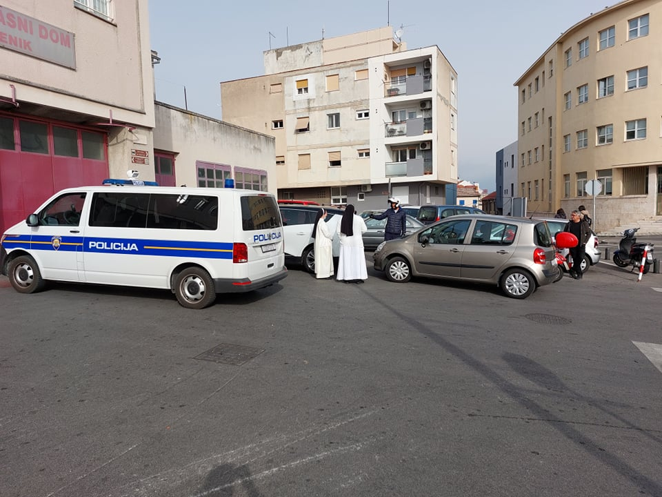 Prometna kod Vatrogasnog: Mopedist prevezen na hitnu, časnim sestrama oštećen auto 