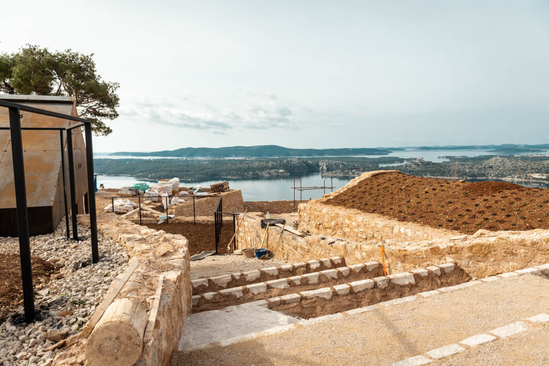 Sv. Ivan u niskom startu: Sređuju se zelene površine, stiže namještaj za dvorane, a uređenje parkinga će pričekati 
