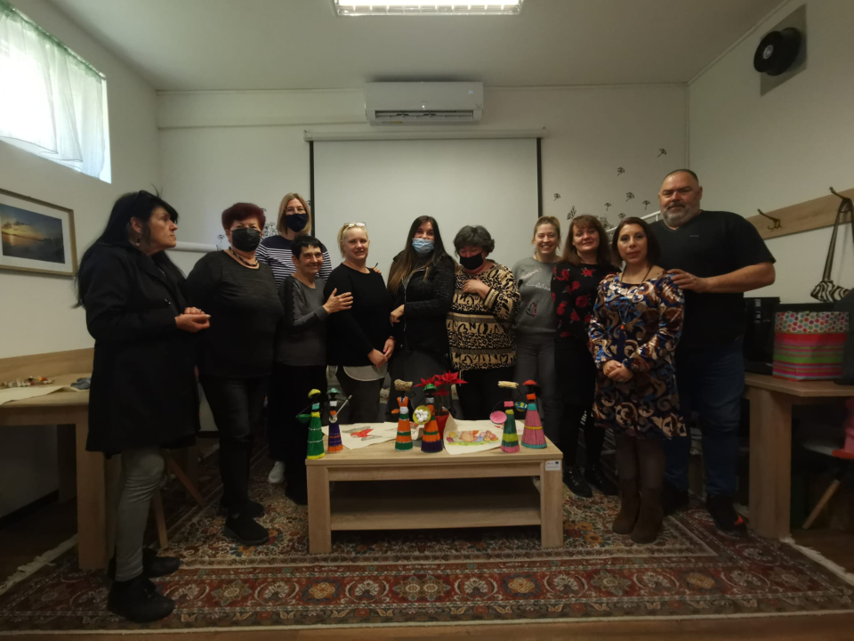 Šibenske umirovljenice izradile platnene vrećice za Udrugu Liga protiv raka i Udrugu Aurora  