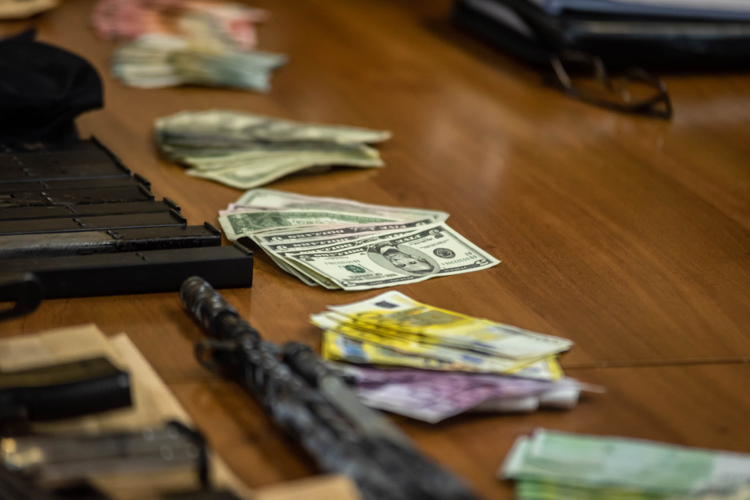 Uhićen 53-godišnjak koji je u 13 godina počinio 9 pljački: Našli mu strojnicu, zolju, pištolje, policijske oznake koje je koristio...