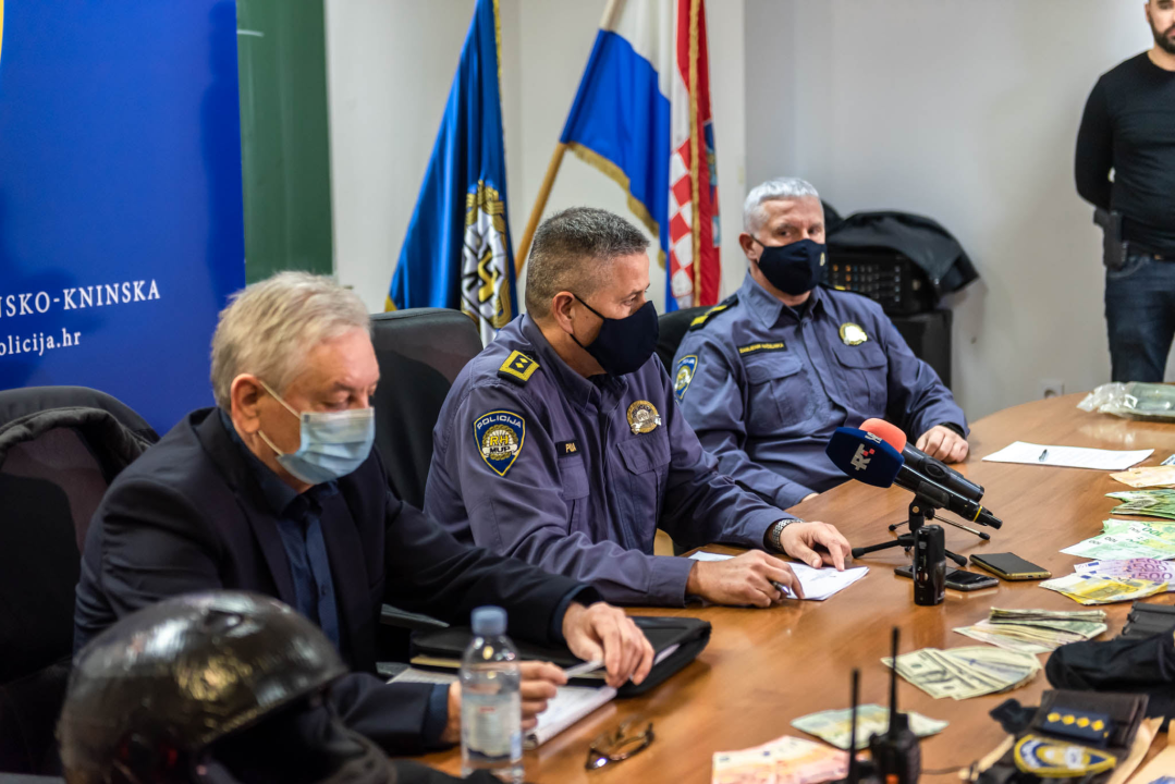 Uhićen 53-godišnjak koji je u 13 godina počinio 9 pljački: Našli mu strojnicu, zolju, pištolje, policijske oznake koje je koristio...