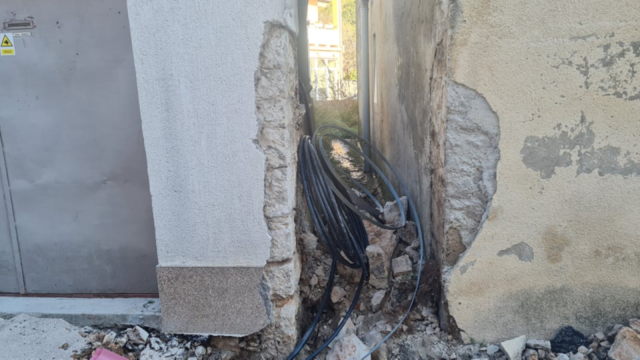 Velebitska raskopana bez ikakve najave: Stanarima blokirani ulazi, iz HEP-a kažu da je riječ o hitnom popravku