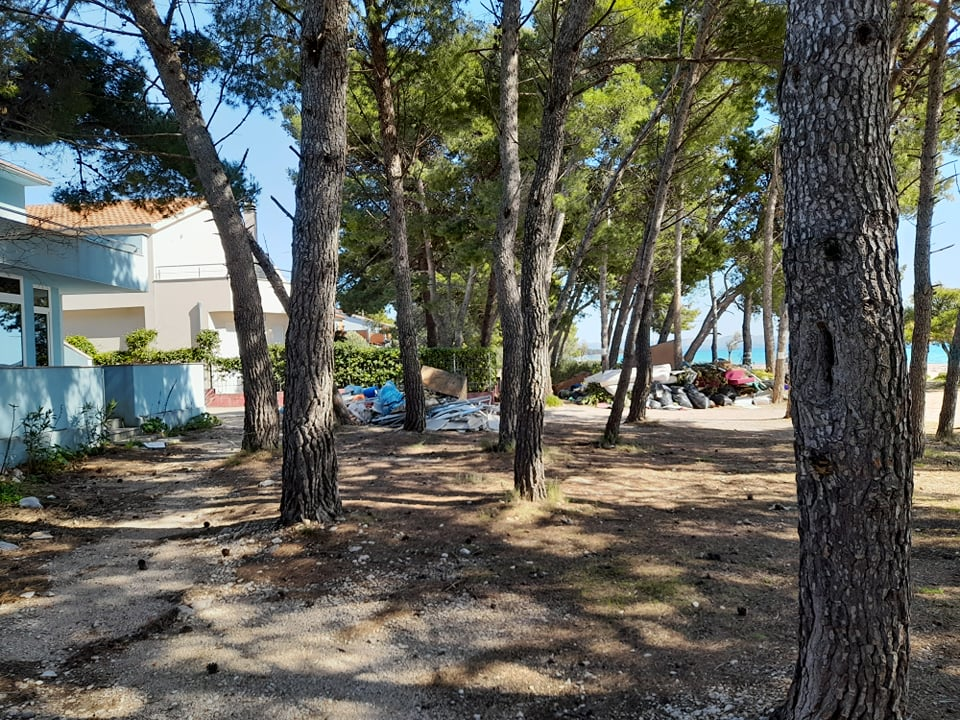 Jadrija: Idilično odlagalište građevinskog otpada i starog namještaja tik uz plažu