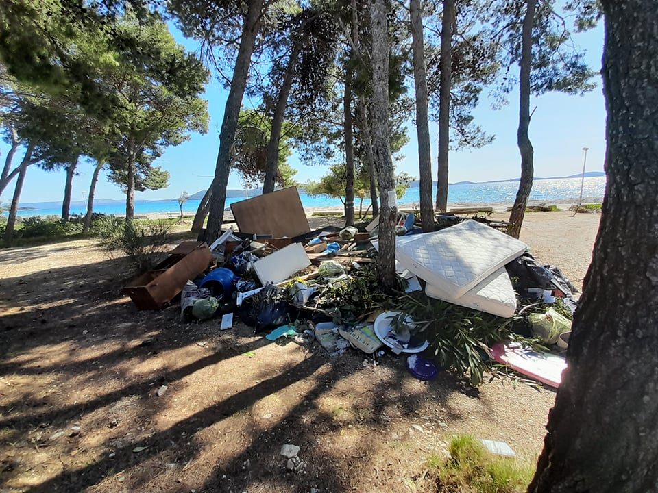 Jadrija: Idilično odlagalište građevinskog otpada i starog namještaja tik uz plažu