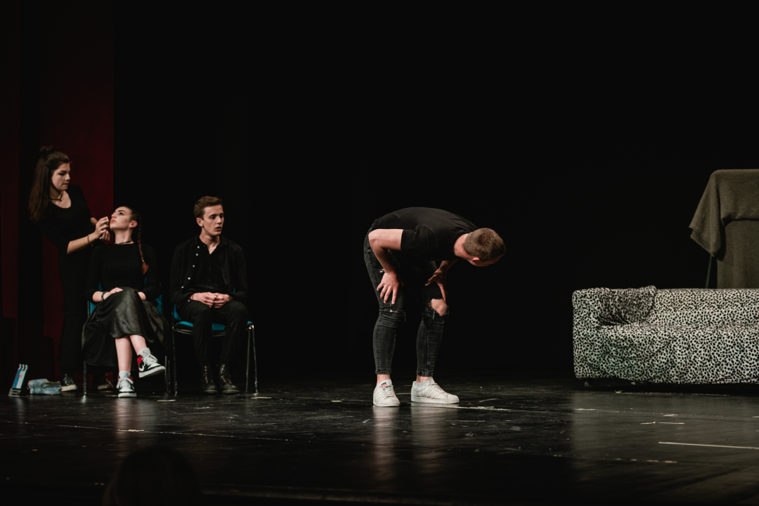 Smijeh i suze za Luku Škarića koji je iz publike gledao prijatelje kako mu ‘Mojom pričom’ skupljaju novac za operaciju