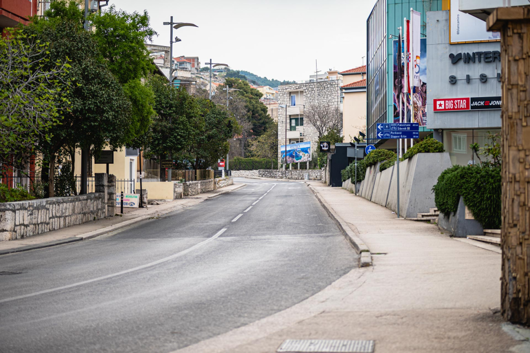 Šibenik je na današnji dan 2020. godine bio pust, trebale su nam potvrde za napustiti županiju, a imali smo puno manje slučajeva nego danas