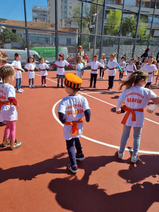 'Balarinci' iz DV Šibenske masline rasplesali se jutros na Baldekinu: 'Kako su smišni, a kako tek lipo plešu i pivaju' 