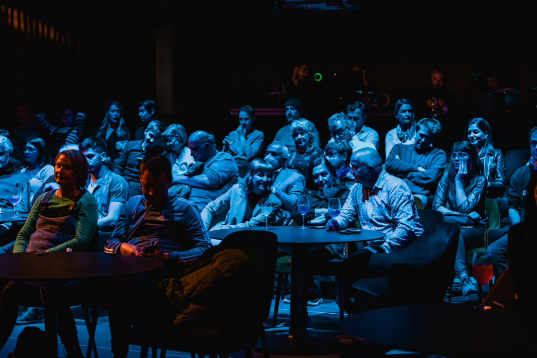 Spektakularne slike na pozornici Arsena: 'Boginja gitare' Kaki King u Šibeniku doslovno obojala zvuk!