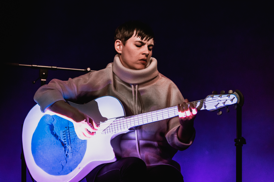 Spektakularne slike na pozornici Arsena: 'Boginja gitare' Kaki King u Šibeniku doslovno obojala zvuk!