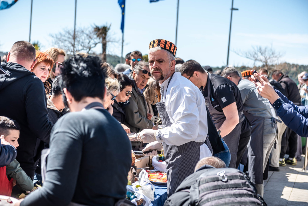 Uskršnji doručak pred Županijom označio početak turističke sezone: 'Očekujemo više ljudi nego rekordne 2019. godine'