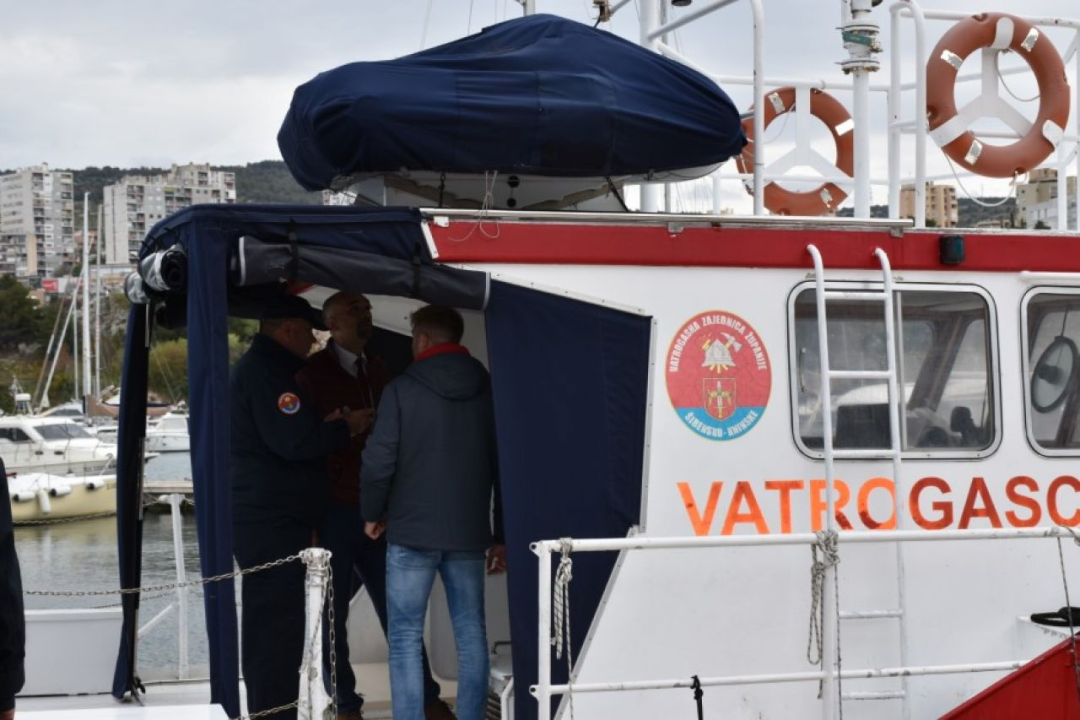 U Vrnaži predstavljena oprema za prevenciju, sanaciju i nadzor u slučaju iznenadnog onečišćenja mora