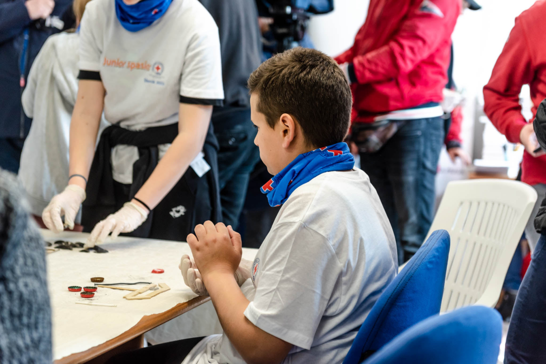 Djeca iz Šibenika i Ukrajine čistila plažu Banj, a smeće iskoristila za izradu slika