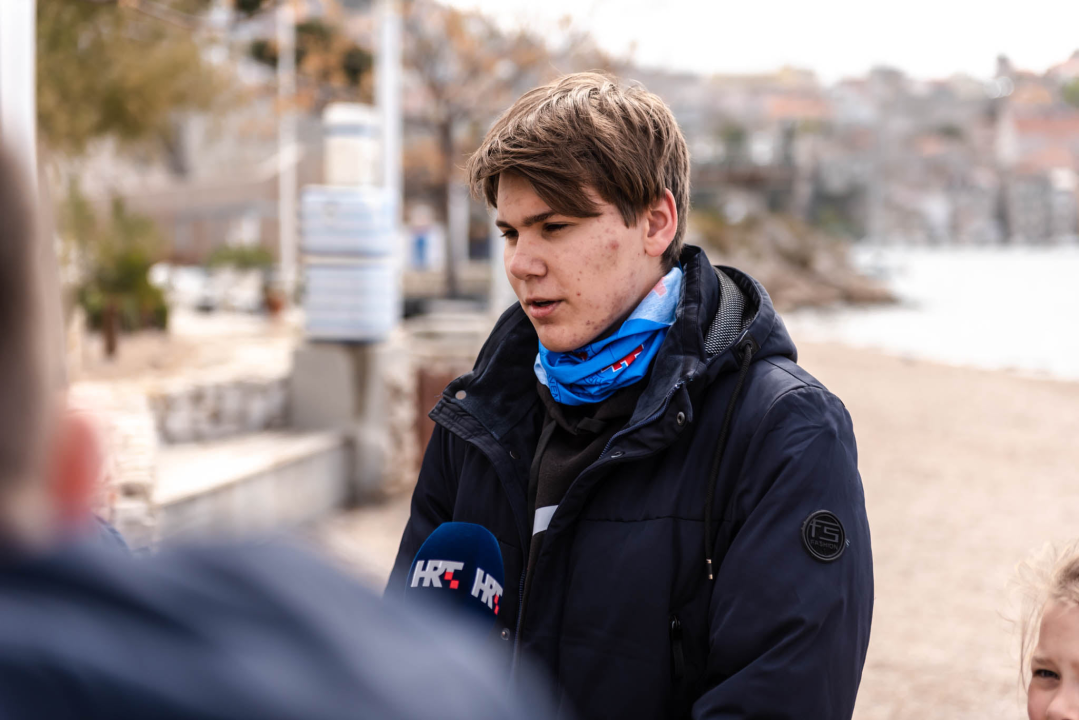 Djeca iz Šibenika i Ukrajine čistila plažu Banj, a smeće iskoristila za izradu slika