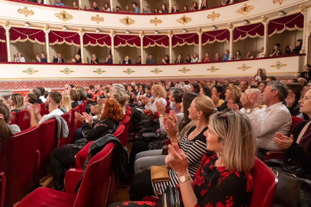 Tito, Tuđman, Mesić, Kolinda i Josipović u šibenskom teatru: Predstava Tarika Filipovića razveselila publiku