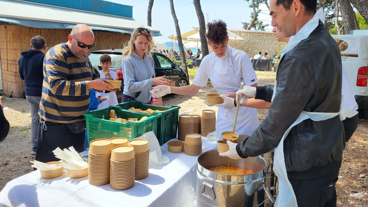 Prvomajski fažol na Jadriji: U njemu kobasice i suho meso, pored njega političari, turisti i mi obični