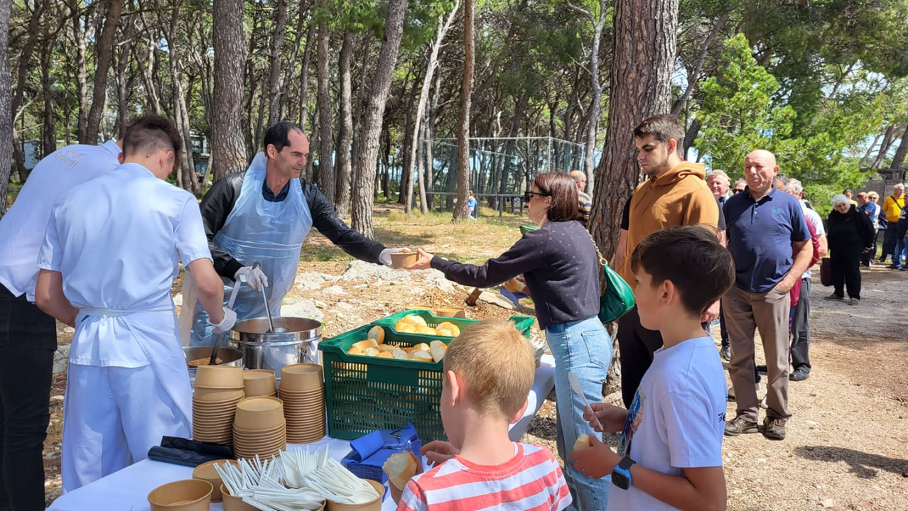 Prvomajski fažol na Jadriji: U njemu kobasice i suho meso, pored njega političari, turisti i mi obični