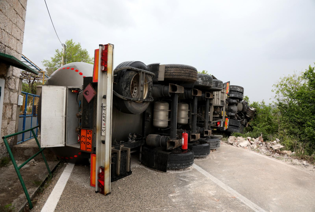Cisterna se prevrnula na cesti kod Drniša: Pomela kapelicu i zaustavila se tik uz kuću