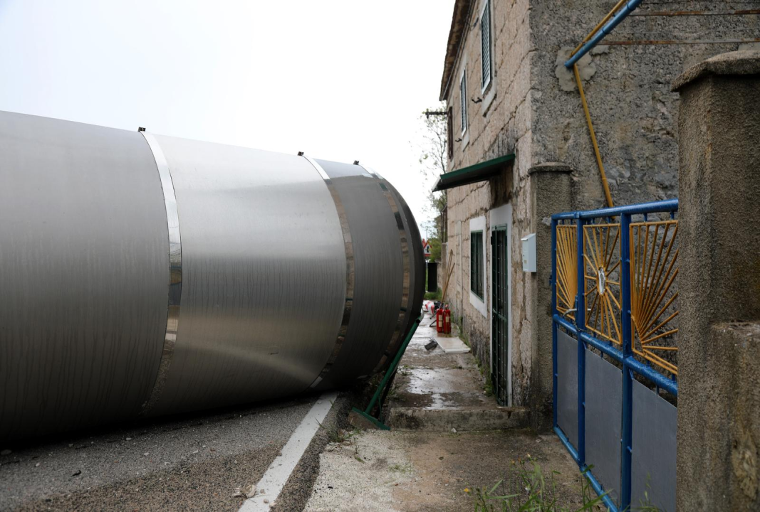 Cisterna se prevrnula na cesti kod Drniša: Pomela kapelicu i zaustavila se tik uz kuću