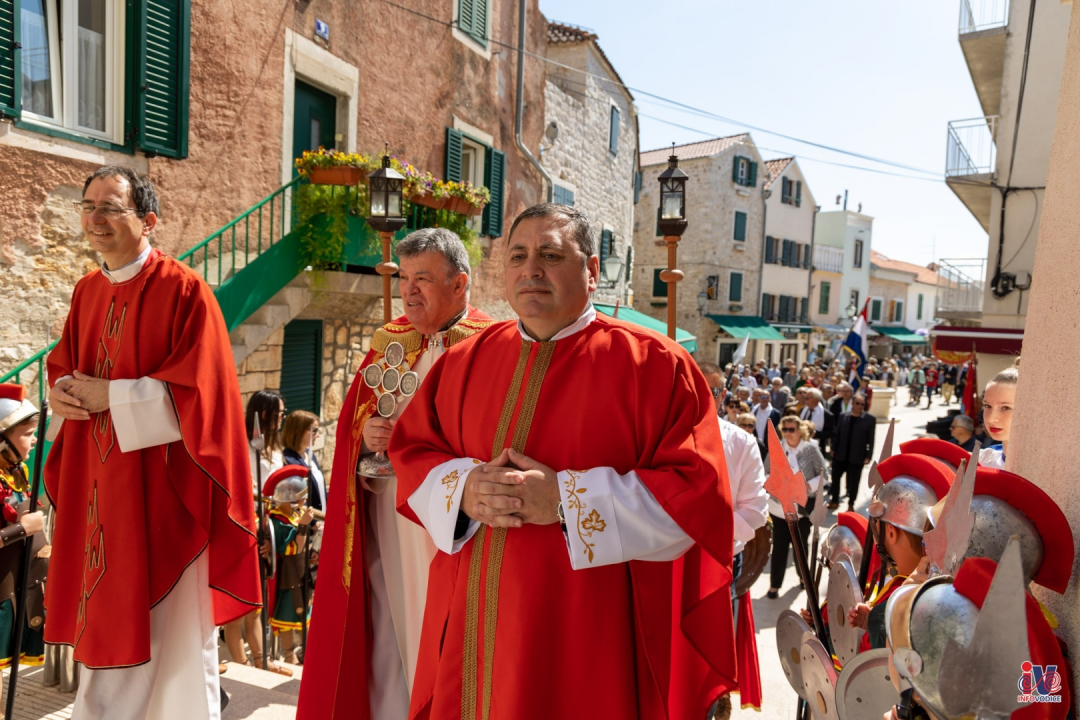Procesijom kroz mjesto Vodičani obilježili Dan grada i blagdan Našašća sv. Križa
