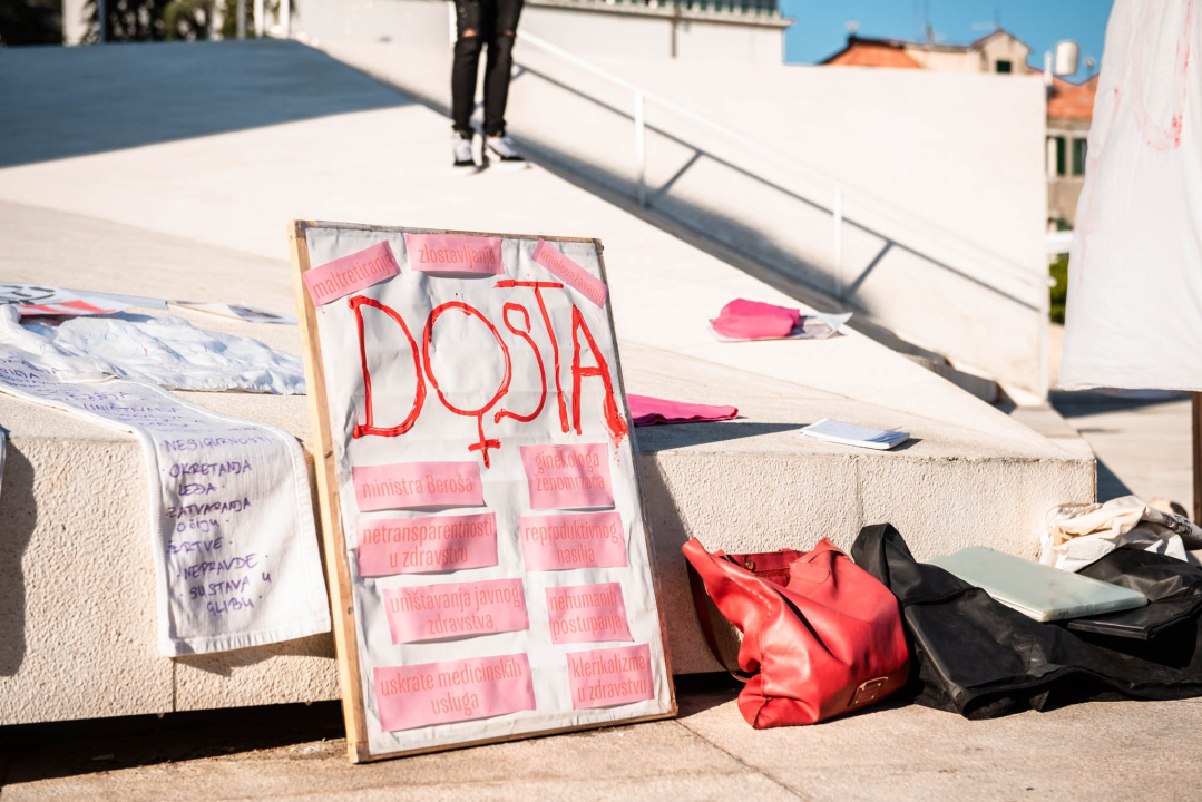 Prosvjed u znak potpore Mireli Čavajdi: 'Ovo nam je podsjetnik koliko sustav može biti okrutan prema ženama'  