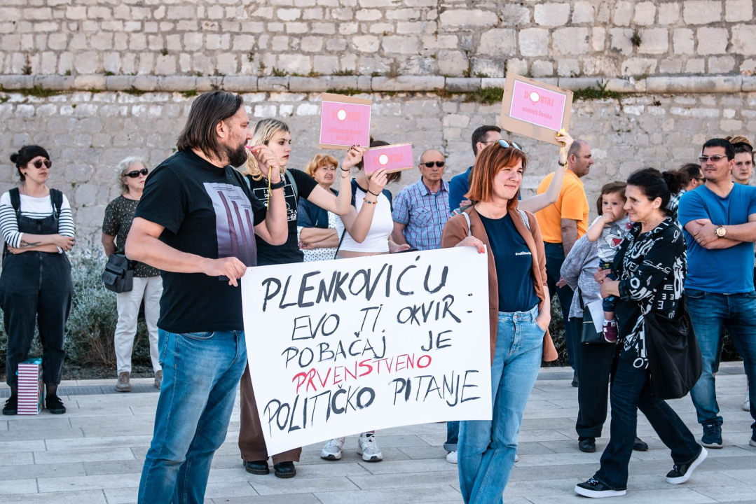 Prosvjed u znak potpore Mireli Čavajdi: 'Ovo nam je podsjetnik koliko sustav može biti okrutan prema ženama'  