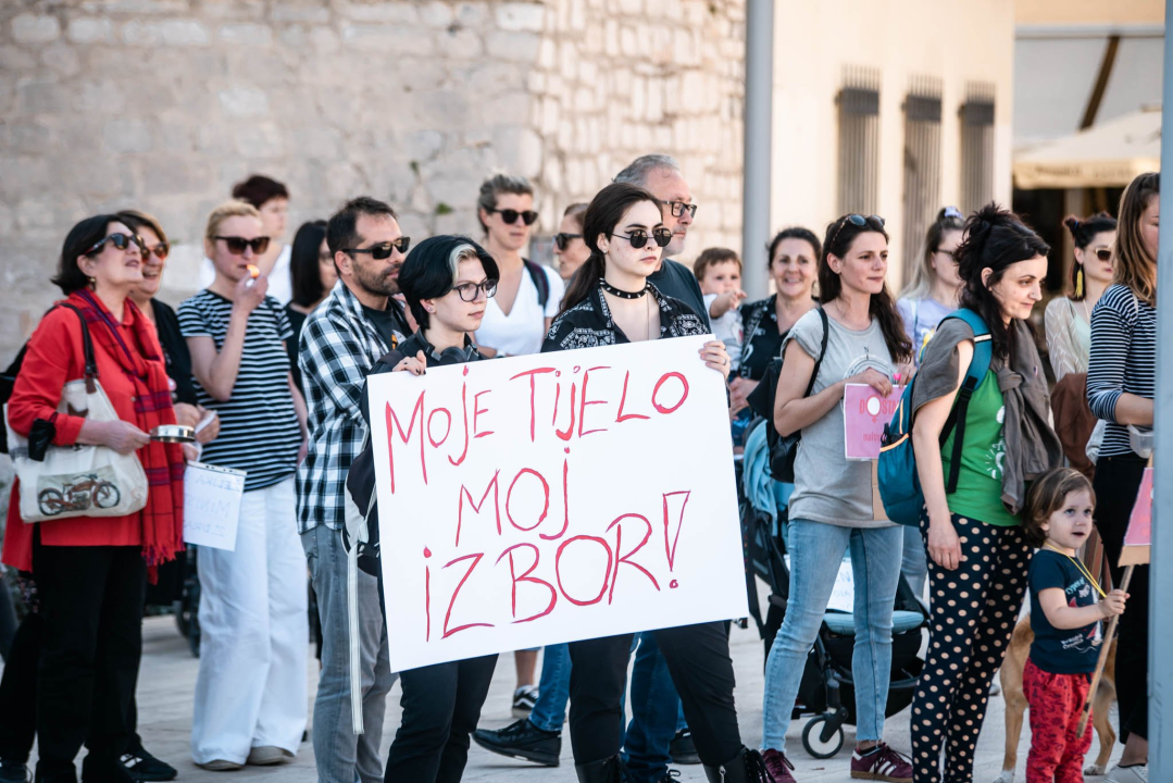 Prosvjed u znak potpore Mireli Čavajdi: 'Ovo nam je podsjetnik koliko sustav može biti okrutan prema ženama'  