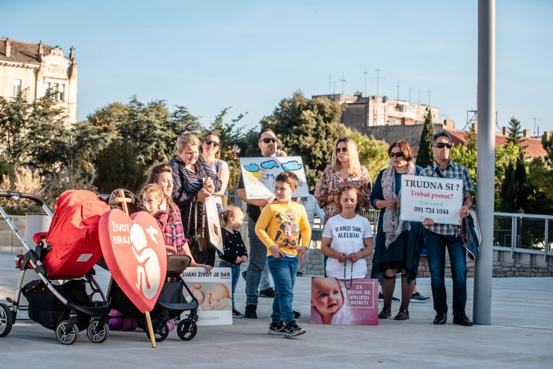 Prosvjed u znak potpore Mireli Čavajdi: 'Ovo nam je podsjetnik koliko sustav može biti okrutan prema ženama'  