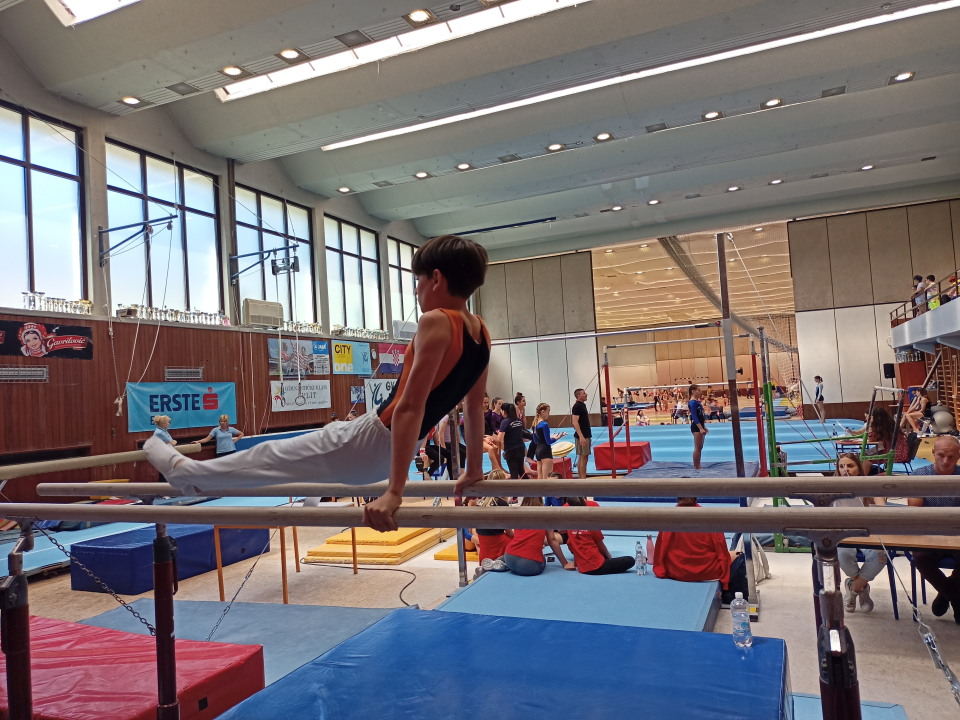 Nikola Čeko srebrni: Prva medalja za mušku sportsku gimnastiku u Kninu