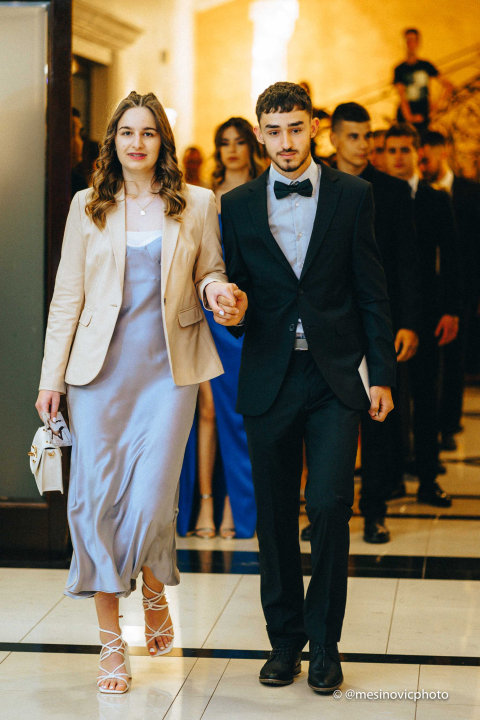 Pogledajte kako su zablistali učenici Industrijsko-obrtničke škole na svom maturalnom plesu (1. dio)