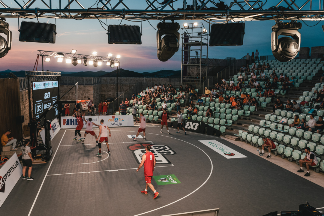 Basket se na Mihovilu i sinoć igrao pred gotovo praznim gledalištem, ako izuzmemo igrače!