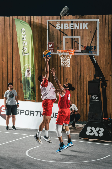 Basket se na Mihovilu i sinoć igrao pred gotovo praznim gledalištem, ako izuzmemo igrače!