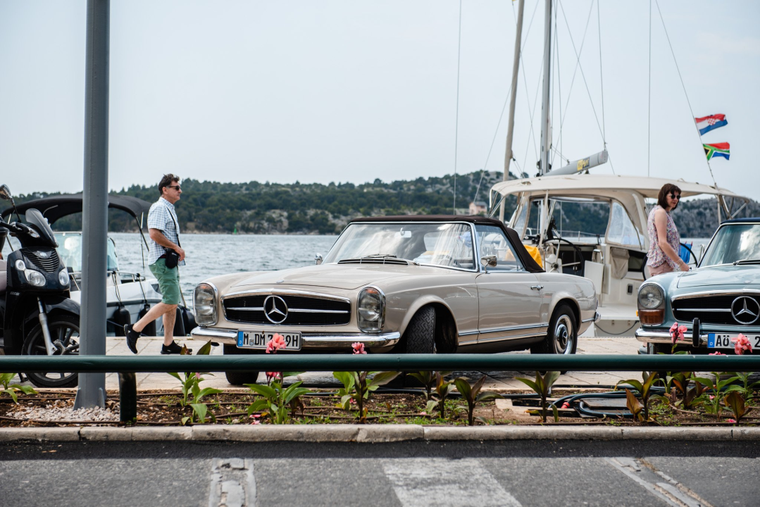 Šibenska riva puna legendarnih Mercedesovih 'Pagoda', tamo su do 17 sati