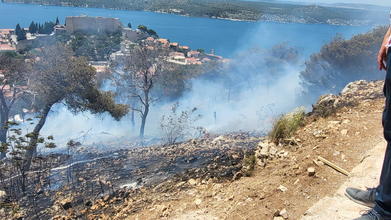 Požar ispod sv. Ivana izazvale četiri signalne rakete: Izgorjela 2,5 hektara