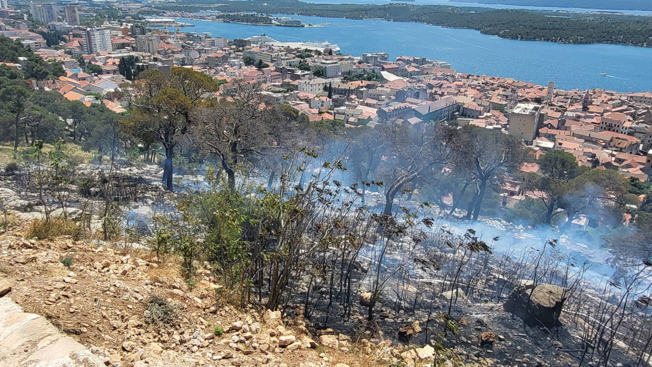 Požar ispod sv. Ivana izazvale četiri signalne rakete: Izgorjela 2,5 hektara