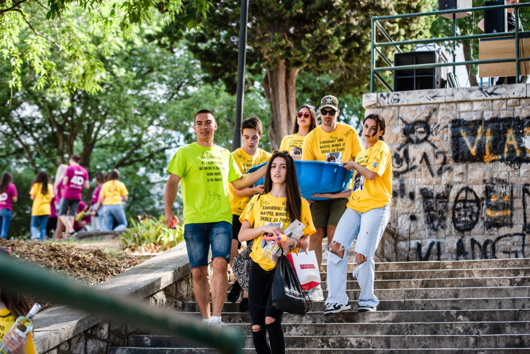 Maturanti se na šibenskim ulicama opraštaju od škole: Polako s alkoholom i sretno!