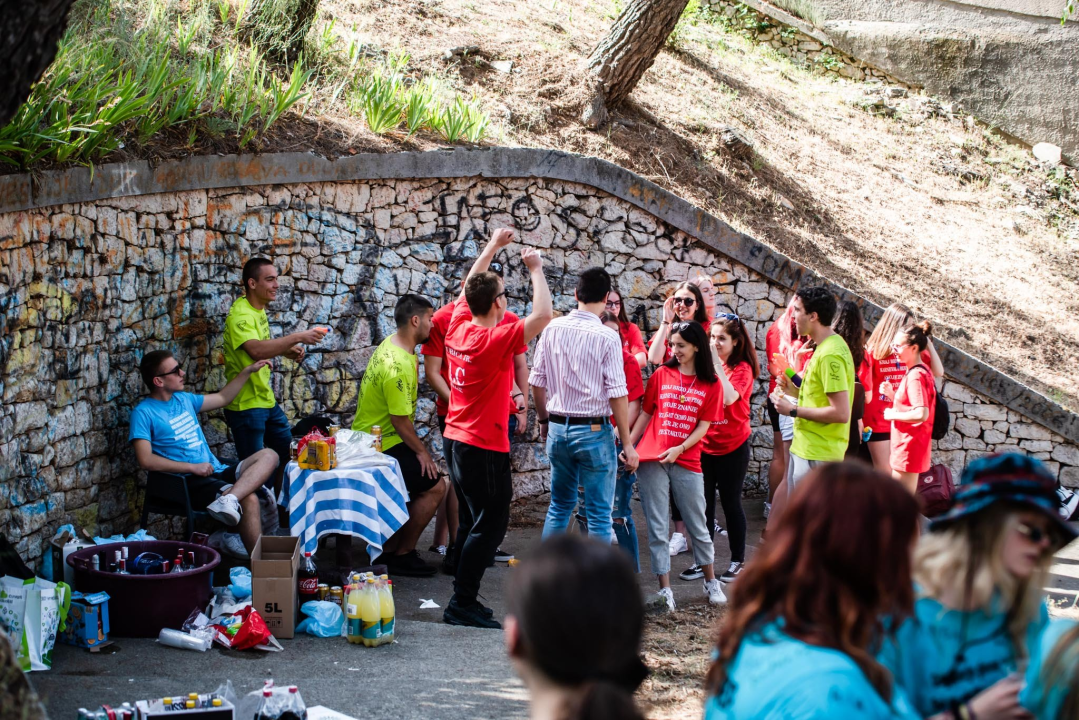 Maturanti se na šibenskim ulicama opraštaju od škole: Polako s alkoholom i sretno!