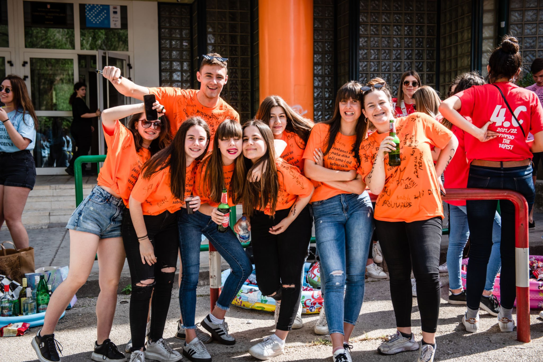Maturanti se na šibenskim ulicama opraštaju od škole: Polako s alkoholom i sretno!