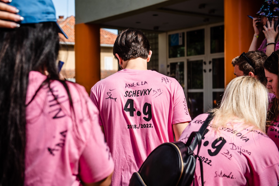 Maturanti se na šibenskim ulicama opraštaju od škole: Polako s alkoholom i sretno!