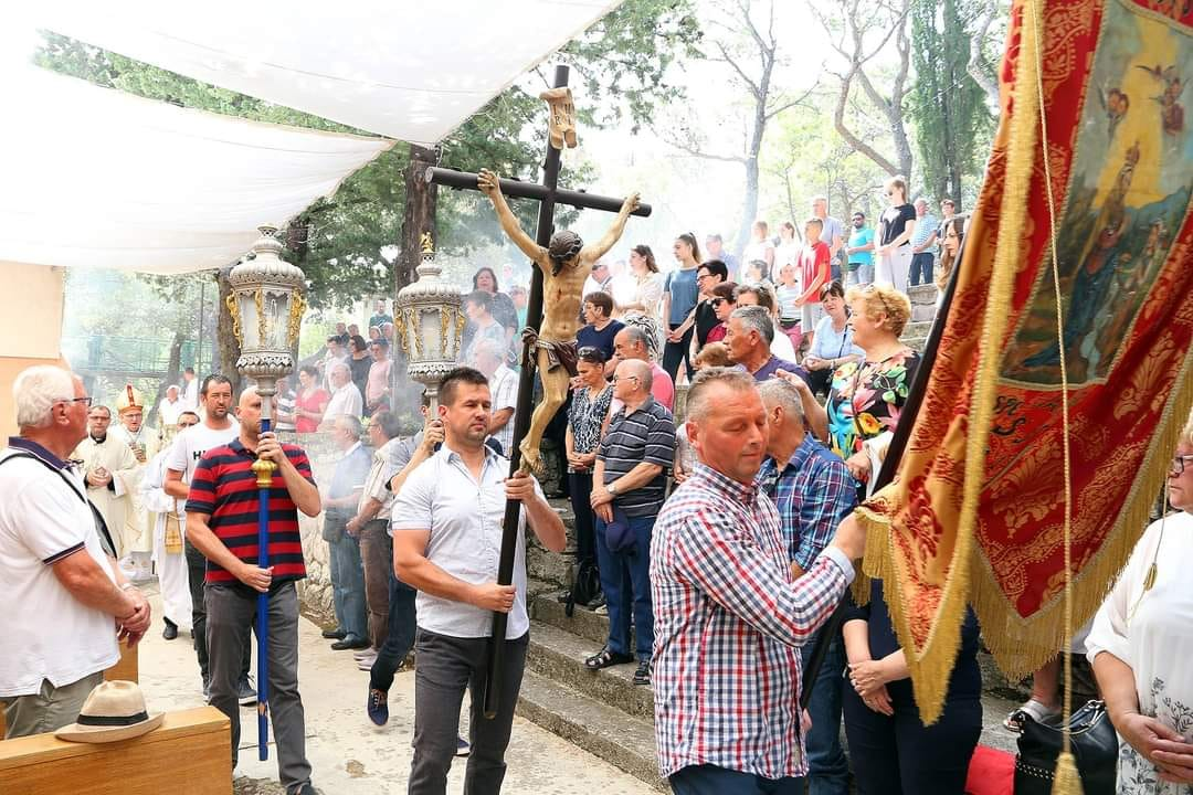 Proslavljena svetkovina Gospe od Karavaja u Tisnom: Središnju misu predvodio biskup Tomislav Rogić