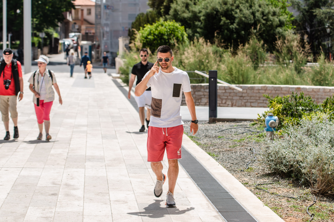 Modno usklađeni sugrađani preplavili ulice trendi komadima