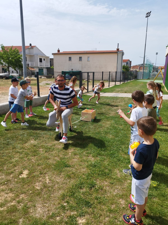 Tovarijada za djecu: Vrtiću Maslina u Tribunju u posjet došli prijatelji iz Benkovca i Trogira