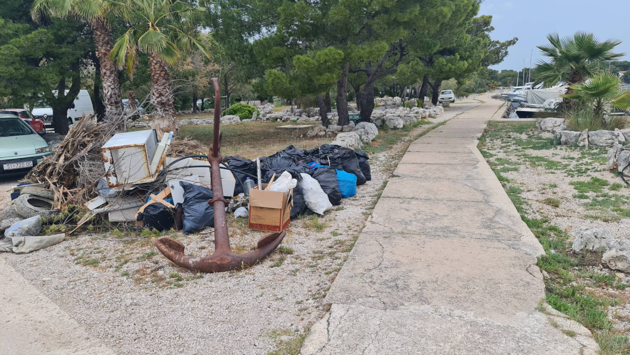Prije pogleda na šarene kabine, kupače na Jadriji dočeka pogled na hrpe smeća