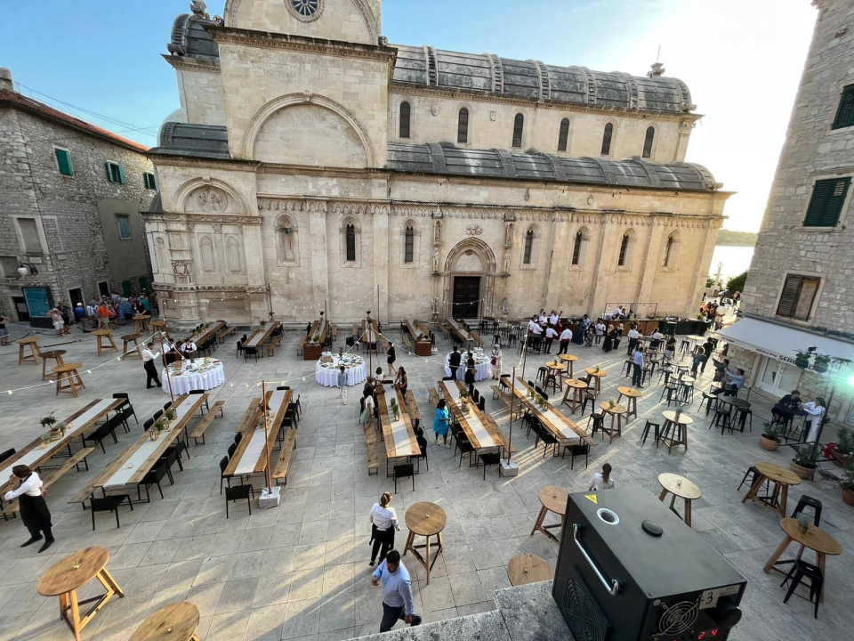 Na privatnoj zabavi ispred šibenske katedrale više stotina uzvanika, nastupila i Četiri tenora