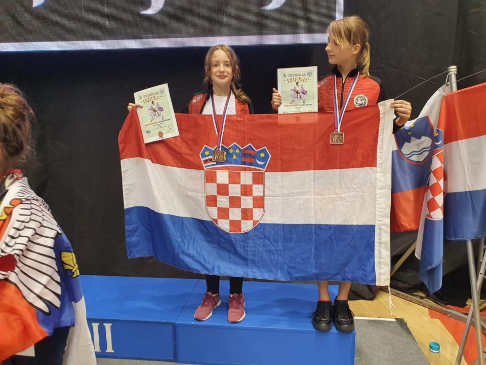 Dvije brončane medalje s Prvenstva Balkana donijele su kući članice Karate kluba Okit
