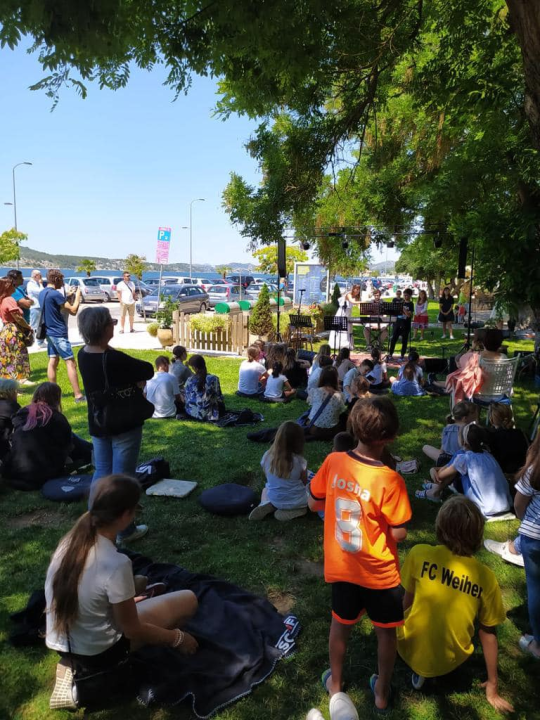 Učenici Glazbene škole jutros svirali na livadi ispred Azimuta