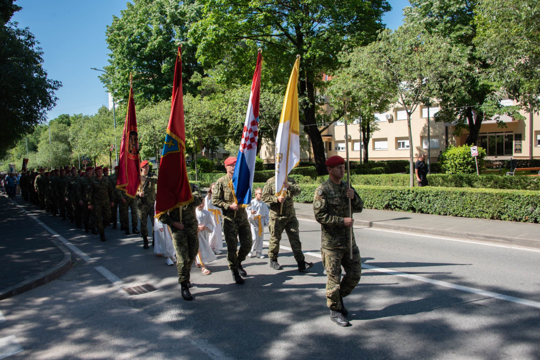 Dan grada Knina i blagdan sv. Ante započeo procesijom, završava koncertom Ivana Zaka