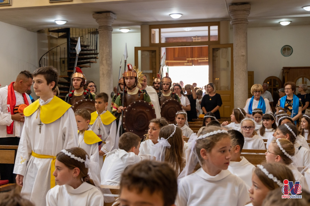 Procesijom kroz mjesto u Vodicama proslavljeno Tijelovo