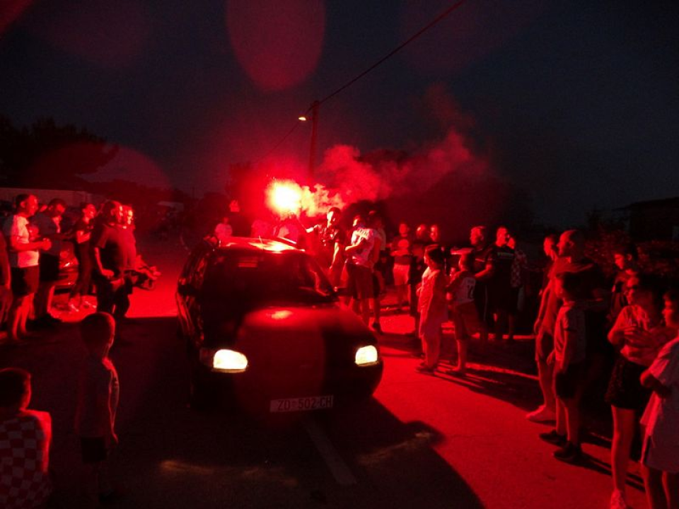 Veličanstven doček hrvatskog reprezentativca Martina Erlića u rodnom Tinju